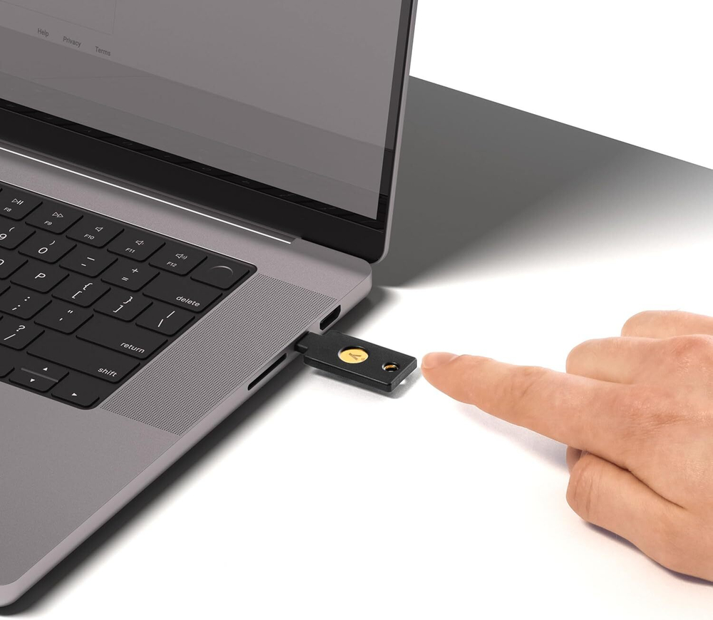 YubiKey 5C NFC — Ключ безопасности для двухфакторной аутентификации Защита онлайн-аккаунтов через USB-C и NFC, сертифицирован по стандарту FIDO