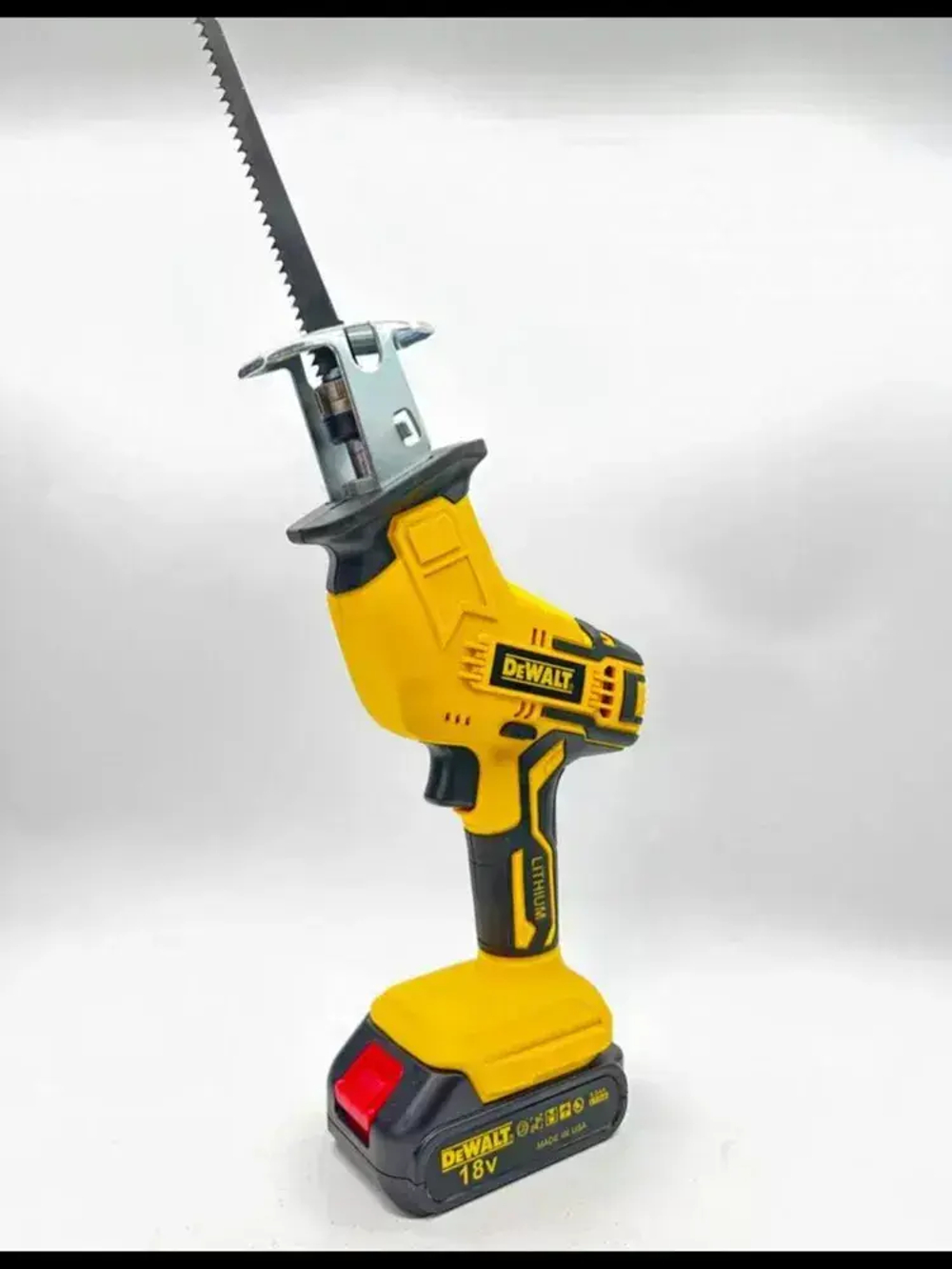 Аккумуляторная сабельная пила DeWalt в кейсе