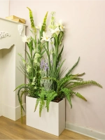 Напольная композиция из искусственных растений и цветов