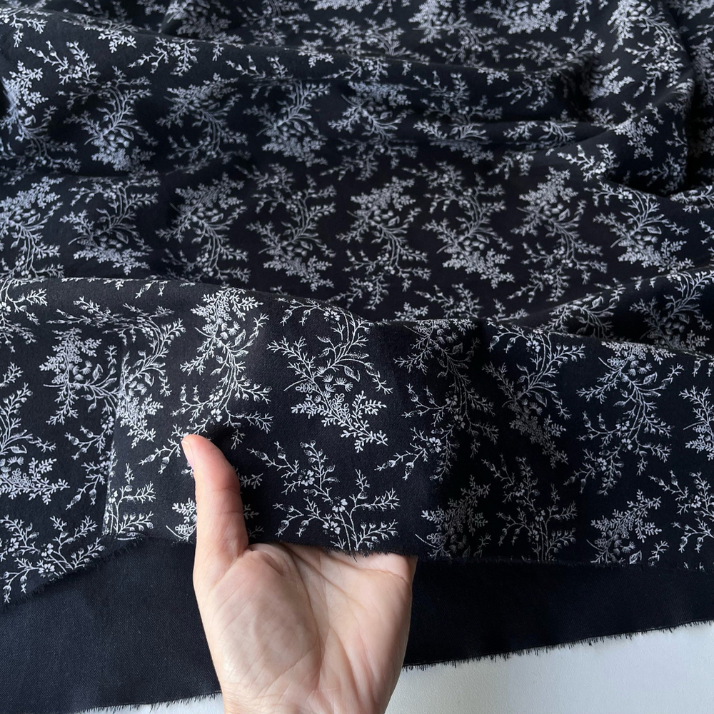 Фланель Грация на черном фоне