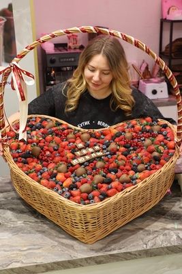 Корзина с ягодами "Огромная любовь"