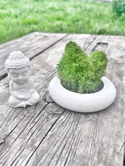 Статуэтка и подсвечник круглый