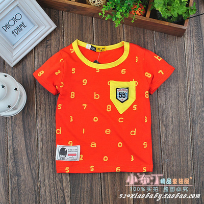 Футболка с цифрами, буквами и аппликацией на кармане