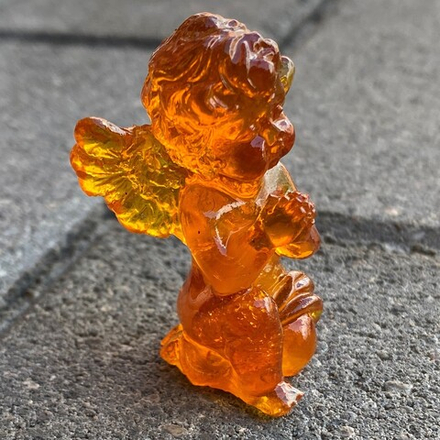 Ангел маленький молится