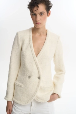 Приталенный жакет из молочного твида