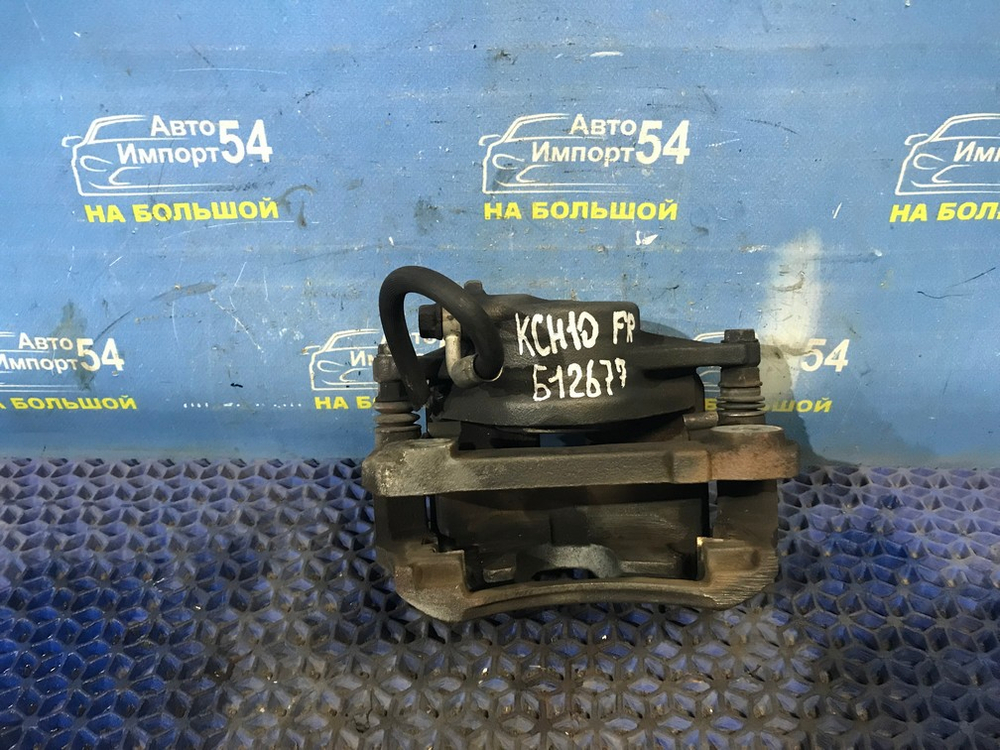 Суппорт тормозной передний правый TOYOTA GRAND HIACE 1999–2002