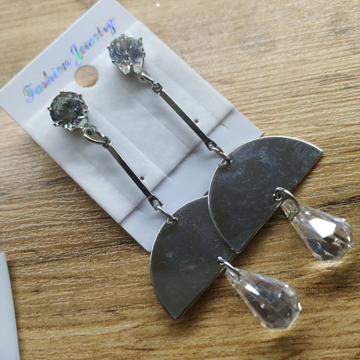 Серьги-гвоздики с подвеской кристалл капля полукруг металл серебристый