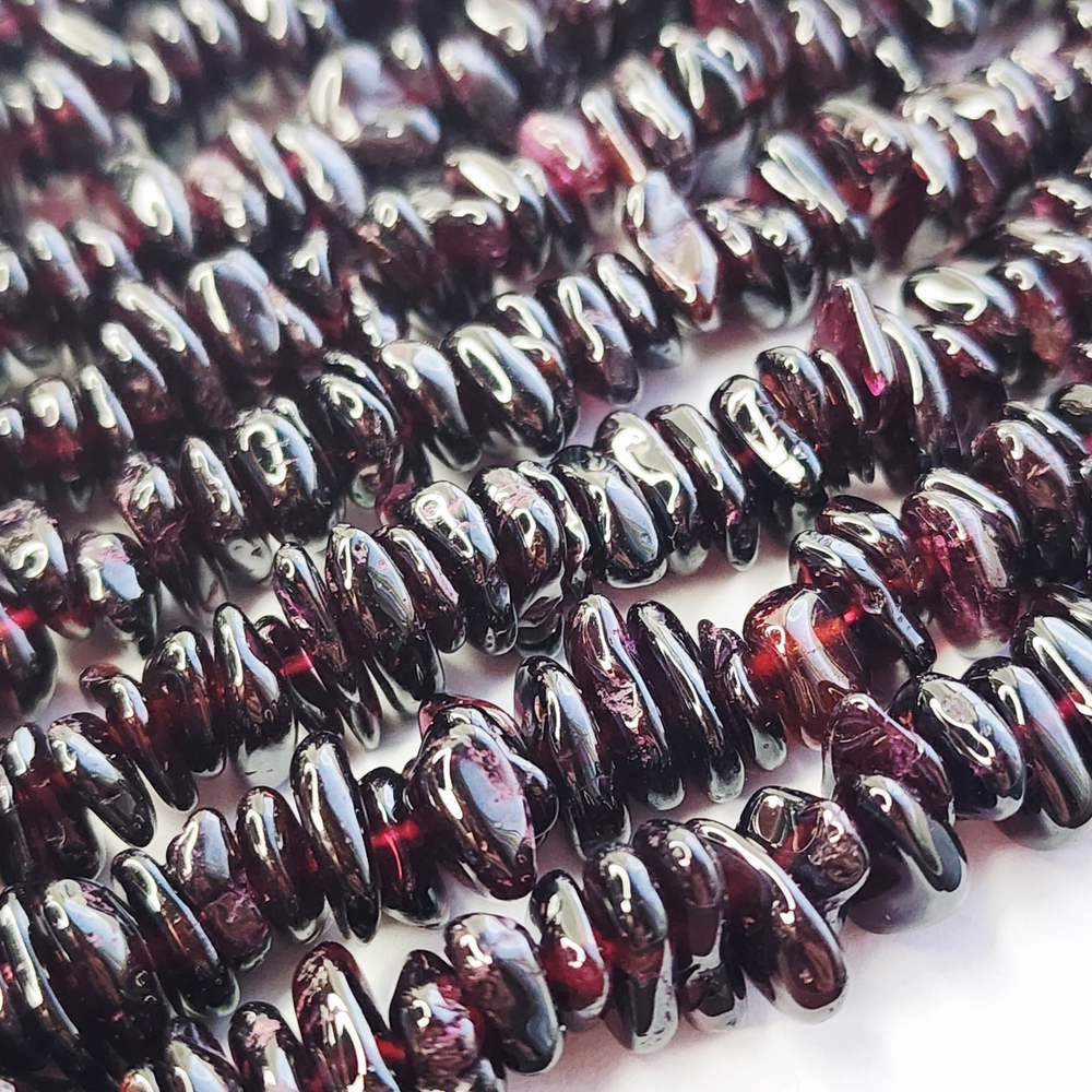 Гранат Пироп, природный, крошка, р-р 7-10 мм, насыщенный цвет, цена за нить 19 см