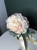 Свадебный букет из гортензии, эвкалипта, кустовых пионовидных и одноголовых роз