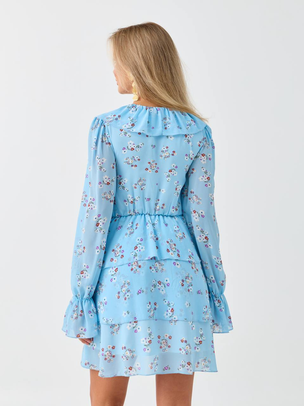 Платье с рюшами и оборками в цветочек