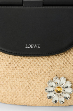 Loewe Средняя сумка Pescador из рафии и телячьей кожи, натуральный/черный