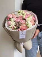 Букет из кустовых пионовидных роз, эустомы и одноголовых роз