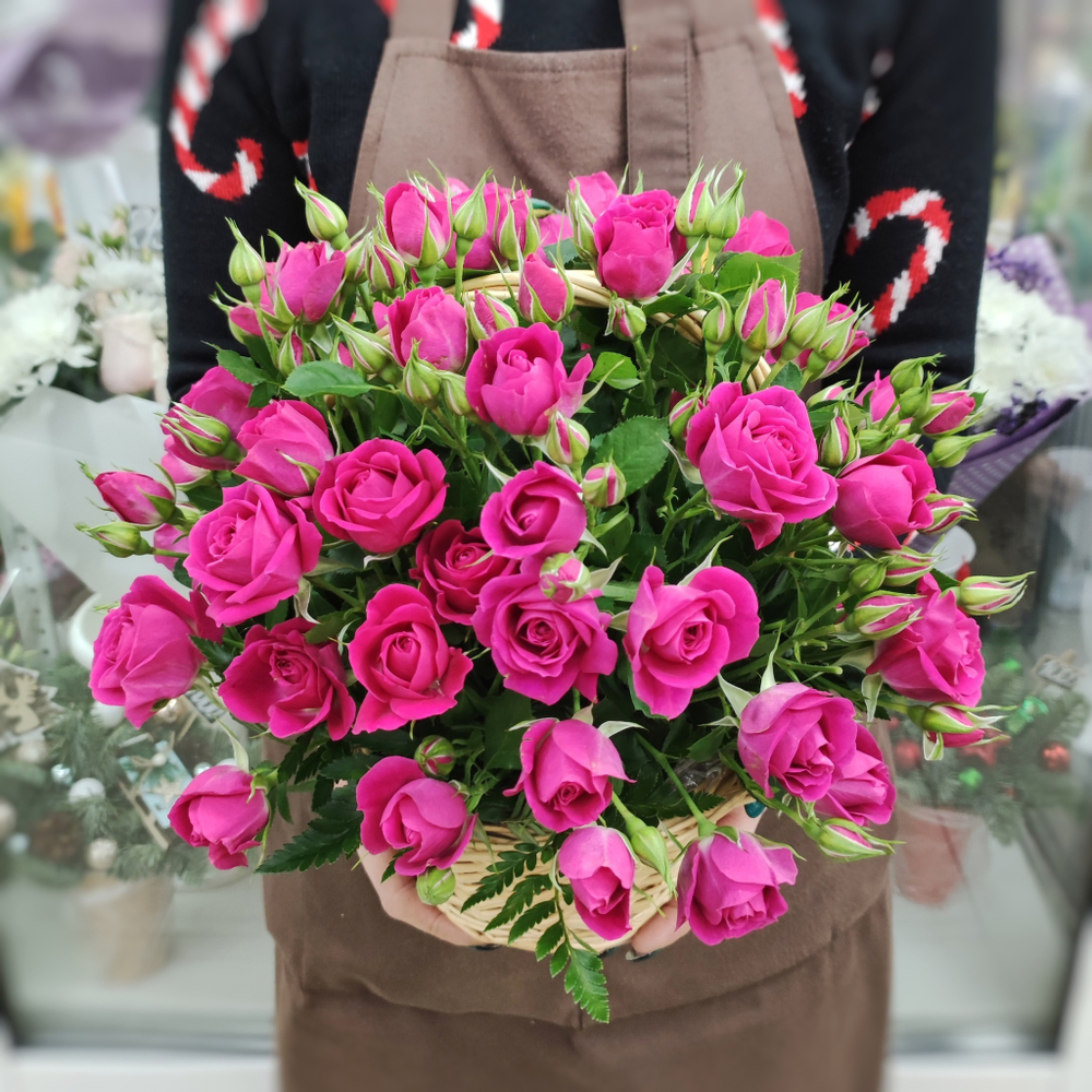 Корзина с кустовыми розами сорта "Alicia"