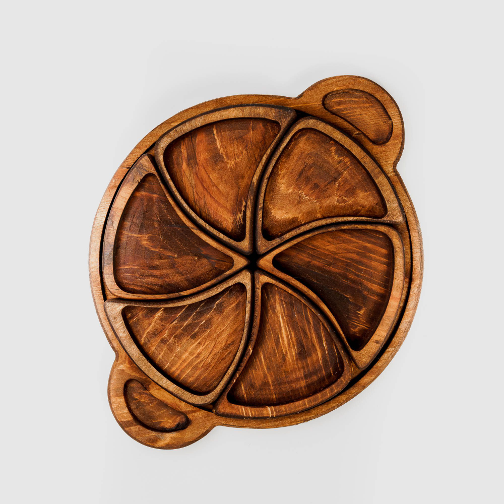 Деревянная менажница с ручками из кедра