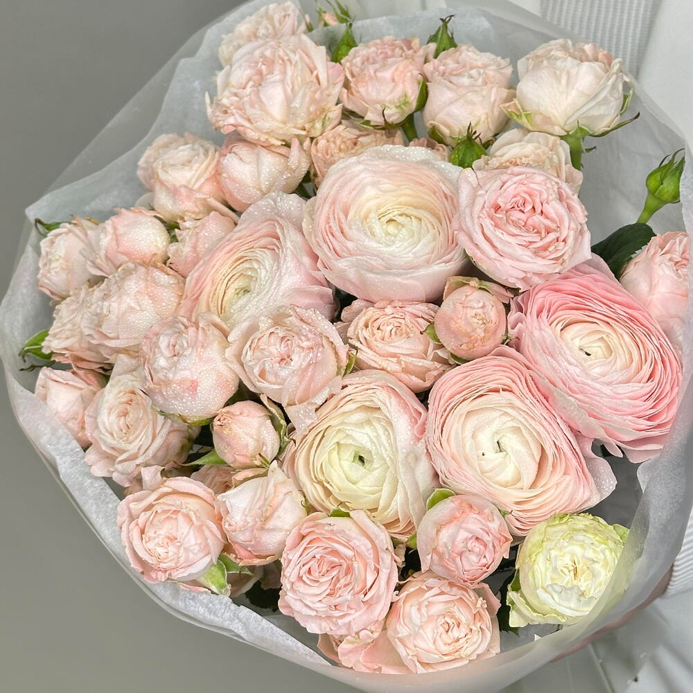 «Пудреница» букет из ранункулюсов и кустовой пионовидной розы