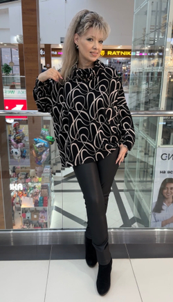 Туника черная с хомутом и бежевым абстрактным изображением