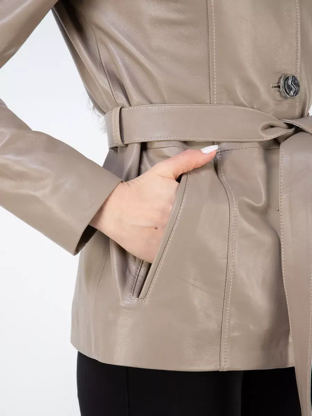 Кожаная куртка демисезонная на пуговицах с поясом