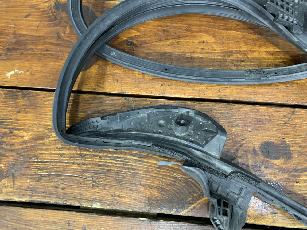 Уплотнитель двери задний левый Camry (XV70) 17-нв Б/У Оригинал 6787233120