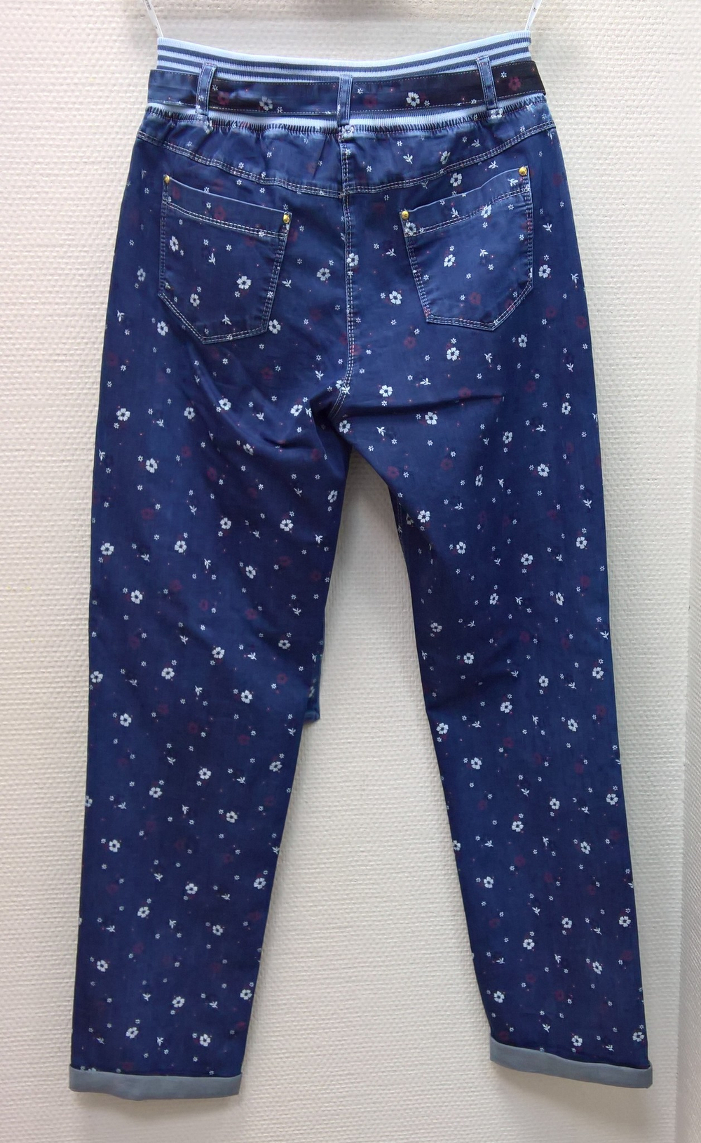 Синие стрейчевые джинсы с мелкими цветочками, пояс на завязке