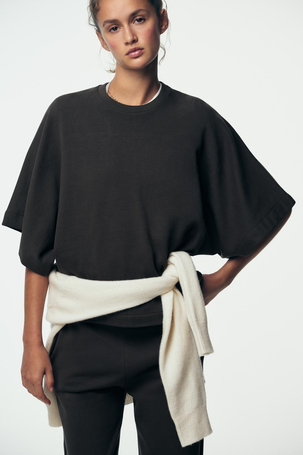 ZARA ТОЛСТОВКА С КОРОТКИМИ РУКАВАМИ В СТИЛЕ РУСТИК, УГОЛЬНЫЙ