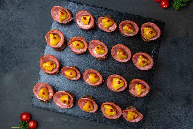 Канапе с чоризо, моцареллой и мини-патиссоном, 20 шт.