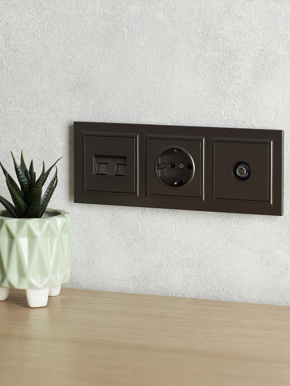 BRITE Рамка 3-местная РУ-3-БрТБ темная бронза IEK