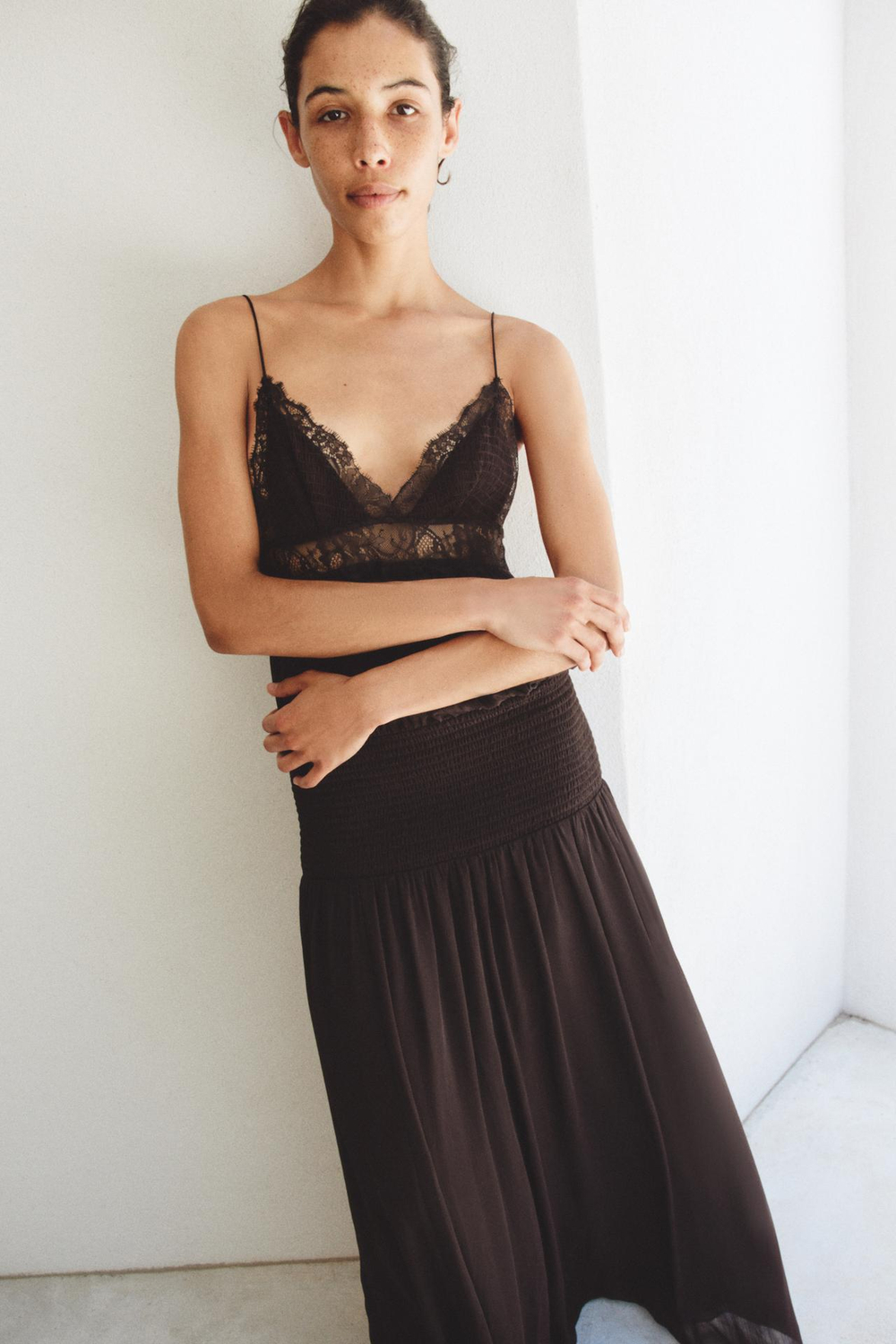 ZARA КРУЖЕВНОЕ ПЛАТЬЕ НА БРЕТЕЛЯХ, ГРАНАТОВЫЙ