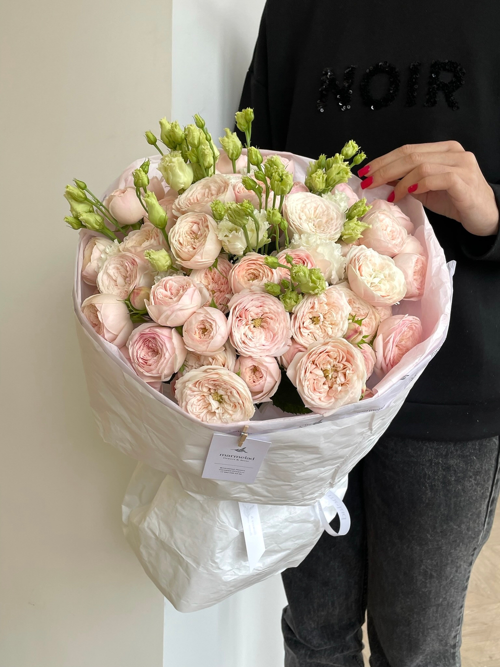 Букет сборный из кустовой пионовидной розы и лизиантуса