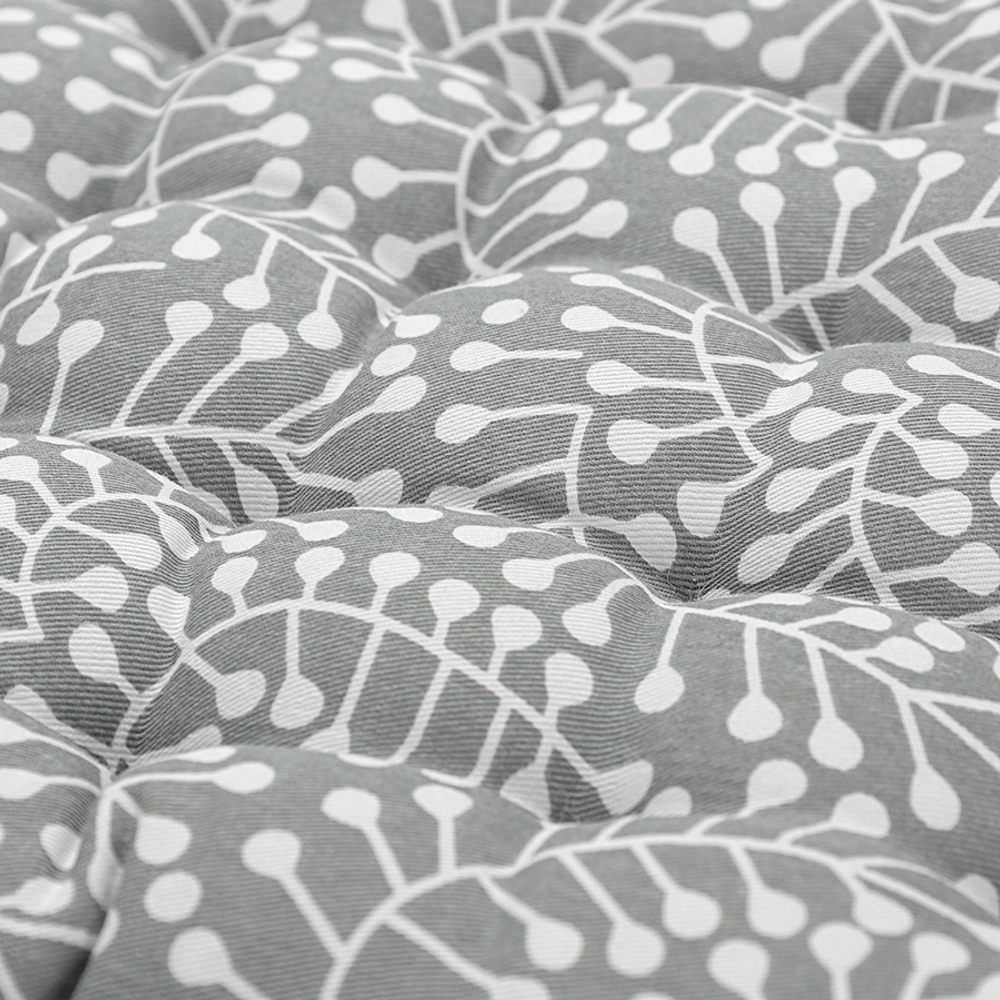 Подушка на стул из хлопка серого цвета с принтом Спелая Смородина из коллекции scandinavian touch, 35х35 см