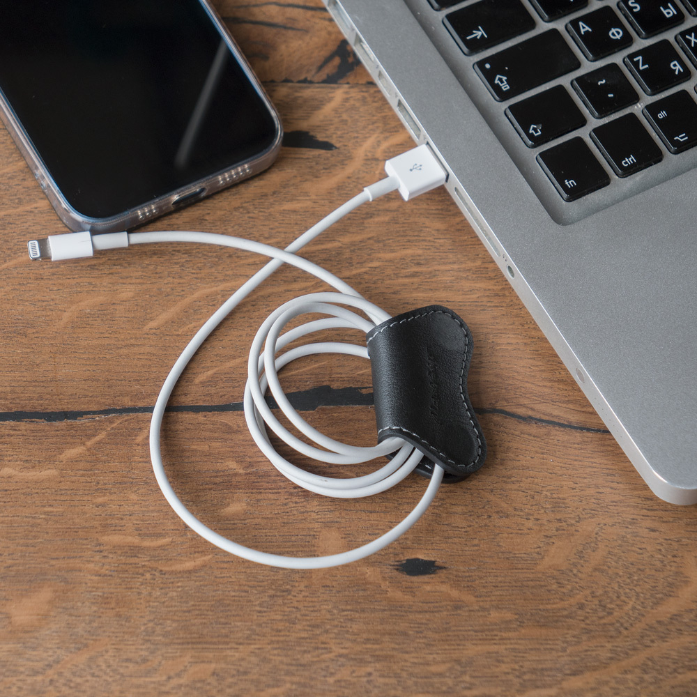 Чехол-держатель для наушников и проводов Papillon Easy из натуральной кожи теленка, черного цвета