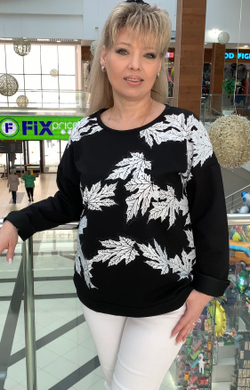 Черный нарядный джемпер с белым принтом