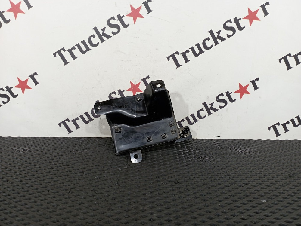 Кронштейн замка капота правый