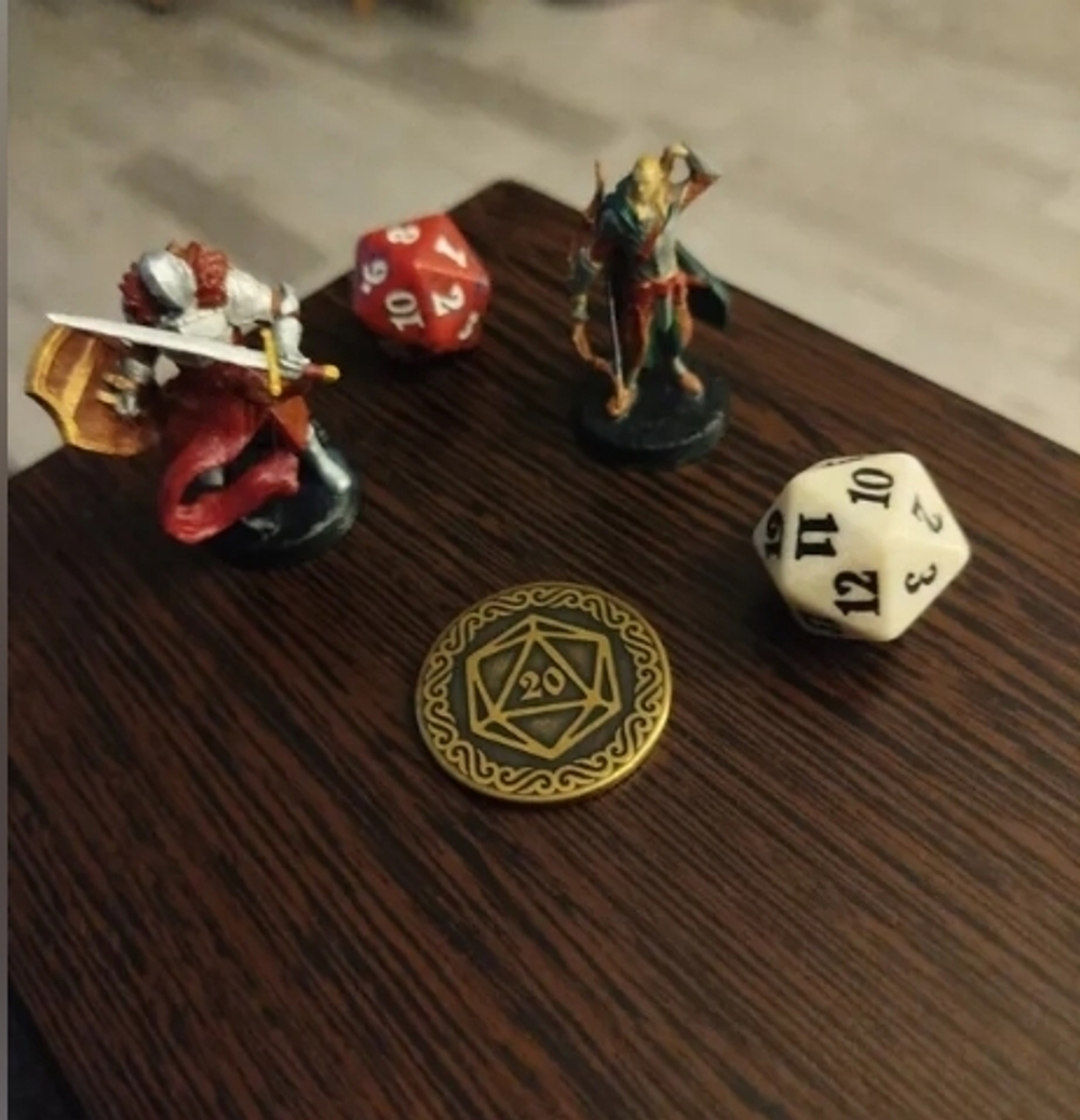 Латунная монета «D20» — двуликий жетон для решений в стиле D&D!