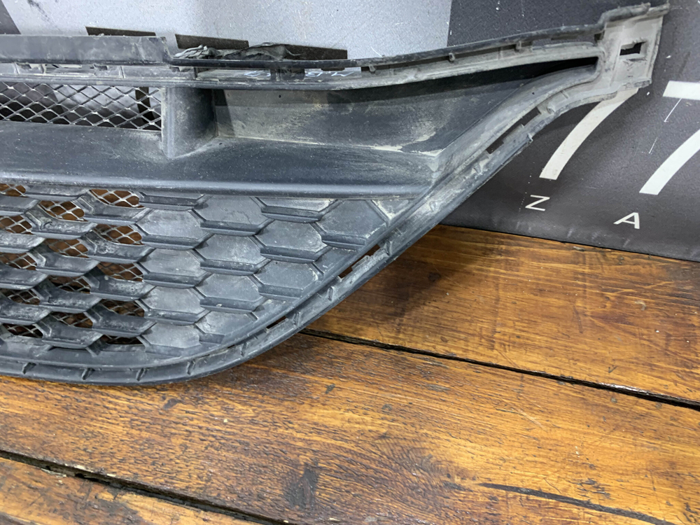 Решетка переднего бампера Mercedes A (W177) 18-нв Б/У Оригинал A1778859100