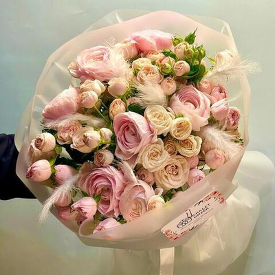 Авторский букет с ранункулюсами, кустовыми розами Салинеро и пёрышками. Авторский букет 012 Chalet Green