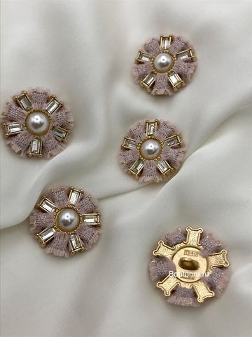Пуговицы золотые со стразами и жемчугом в форме цветка с розовой тканью