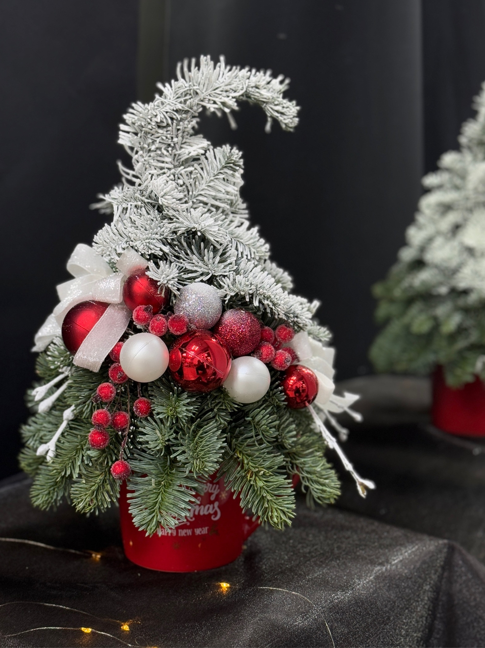 Стильная новогодняя композиция "Елочка ручной работы" в классических оттенках декора