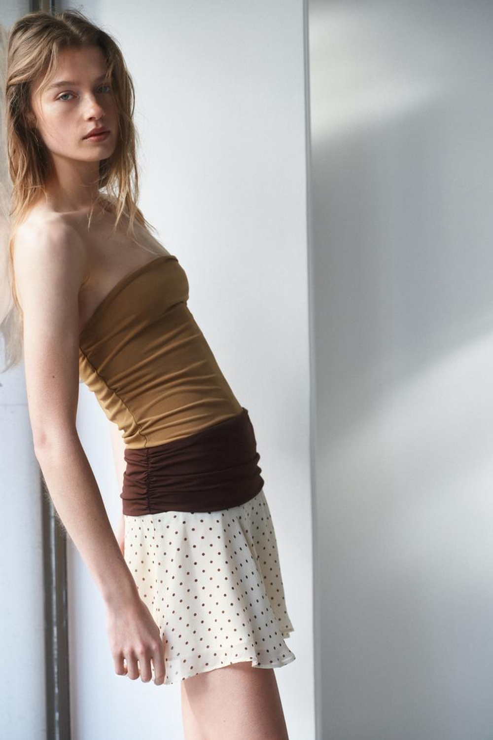 ZARA КОМБИНИРОВАННОЕ ПЛАТЬЕ В ГОРОШЕК, КАРАМЕЛЬНЫЙ