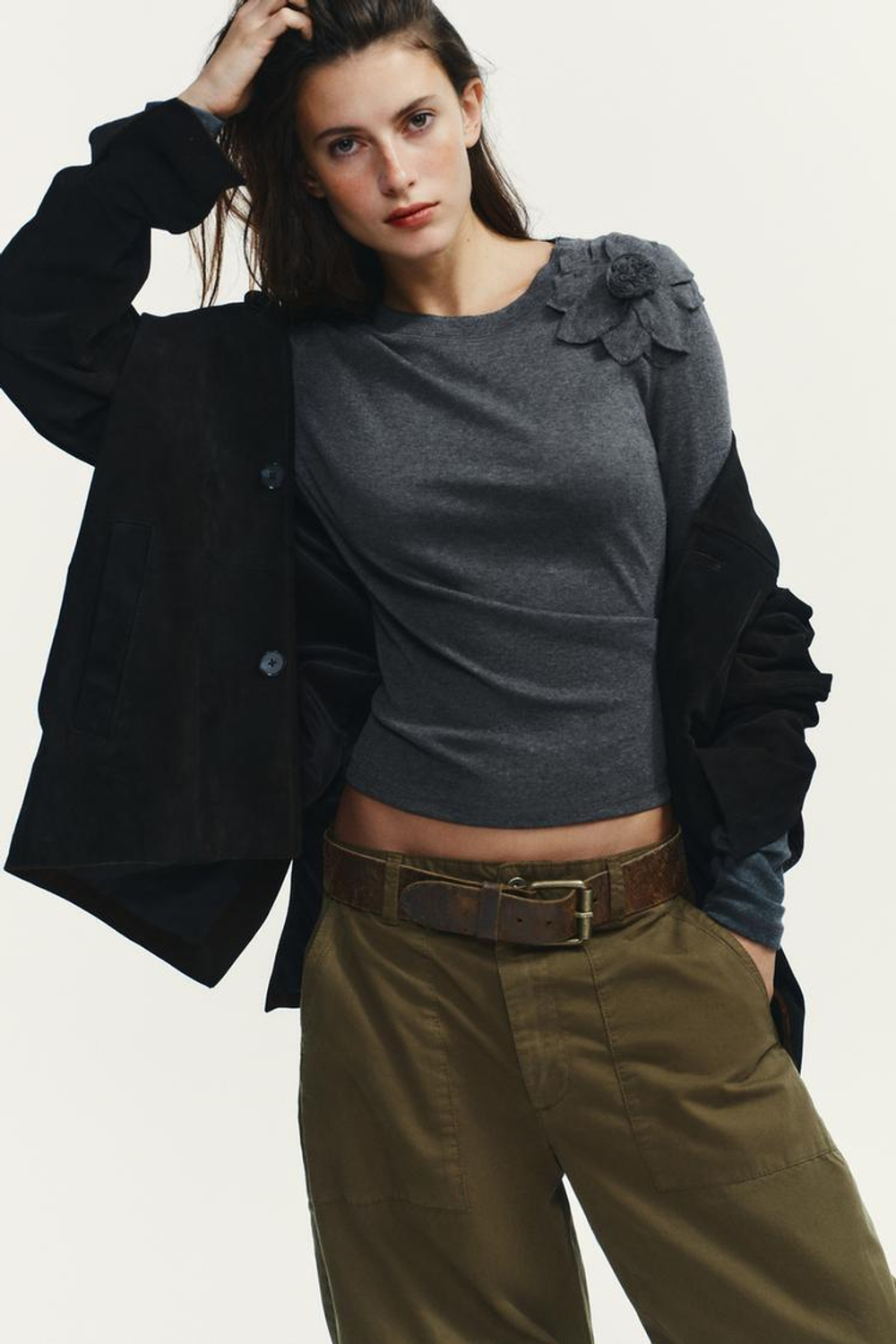 ZARA ФУТБОЛКА С ЦВЕТАМИ СПЕРЕДИ, ТЕМНО-СЕРЫЙ