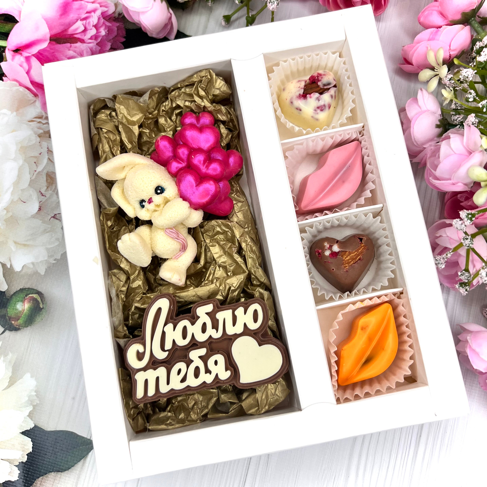 Шоколадный набор: "Люблю тебя. Зайчик с шариками": шоколадка-надпись и 4 конфеты ручной работы