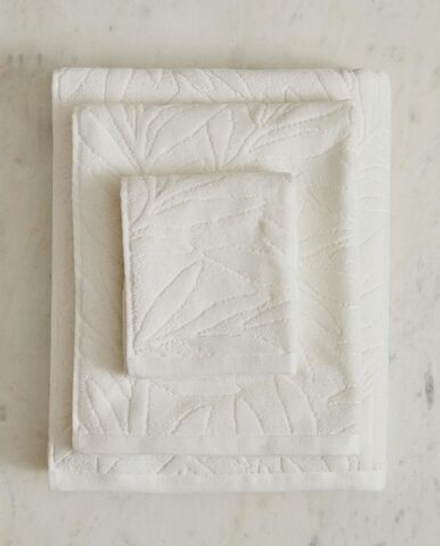 Zara Home - Жаккардовое банное полотенце в листьях, бежевый, 50х90 см
