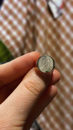 печатка с гравировкой из желтого золота