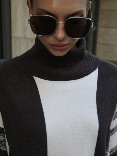 Шоколадно-белый вязаный костюм с юбкой