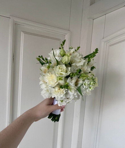 Свадебный букет из альстромерии, диантусов, лизиантуса и фрезии