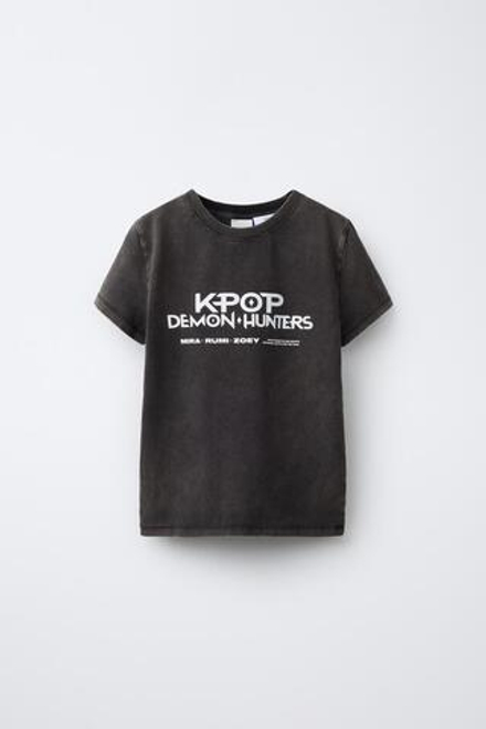 ZARA ФУТБОЛКА С ПРИНТОМ KPOP DEMON HUNTERS™ NETFLIX ©, АНТРАЦИТОВО-СЕРЫЙ
