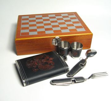 Походный подарочный набор "Герб России", шахматы с флягой 1817