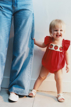 ZARA КОМБИНЕЗОН ИЗ БАМБУКА С ВЫШИВКОЙ КЛУБНИКИ, КРАСНЫЙ