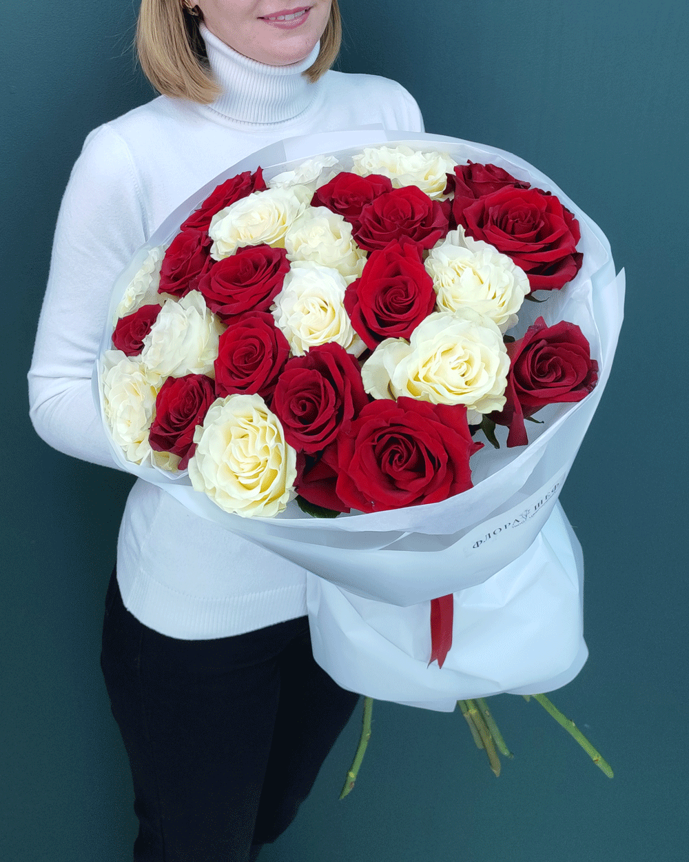 Красные и белые розы,25шт(00433)