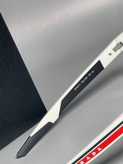 Солнечные очки Prada