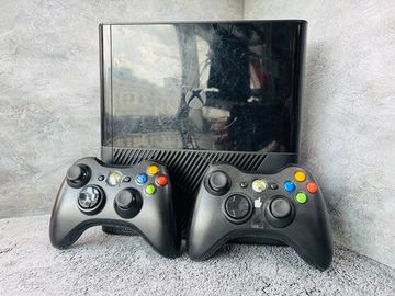 Игровая приставка XBOX 360 E 250GB S/N: 036204635208 (28 игр, Б/У), 2 геймпада